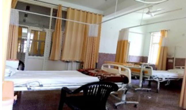 एक सुसज्जित डे-केयर सेंटर उपलब्ध है, जिसमें 08 बेड (महिला वार्ड में 04 बेड एवं पुरुष वार्ड में 04 बेड) आपातकालीन मामलों के लिए रखे गए हैं। यहाँ पर टाइफाइड, तीव्र गैस्ट्रोएन्टराइटिस, सीओपीडी, ब्रॉन्कियल अस्थमा, मलेरिया, डिसमेनोरिया, तीव्र कोलिक आदि विभिन्न बीमारियों का उपचार किया जाता है।

मरीजों की स्थिति की गंभीरता के अनुसार निरीक्षण एवं प्रबंधन, उपलब्ध सुविधाओं के अंतर्गत उपचाररत चिकित्सकों द्वारा किया जाता है। गंभीर मामलों को प्राथमिक उपचार देने के उपरांत उच्च केंद्र/पैनल अस्पताल/सरकारी अस्पताल में रेफर किया जाता है।
